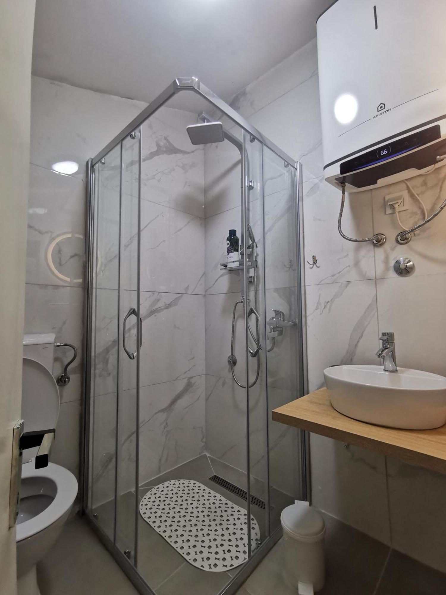 White Apartment Sarajevo - Free Parking Bagian luar foto